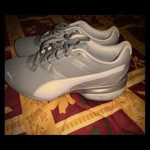 Size 6 Puma Women’s Sneakers